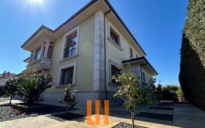 Vista exterior de Casa o xalet en venda en Oleiros amb Calefacció, Jardí privat i Parquet