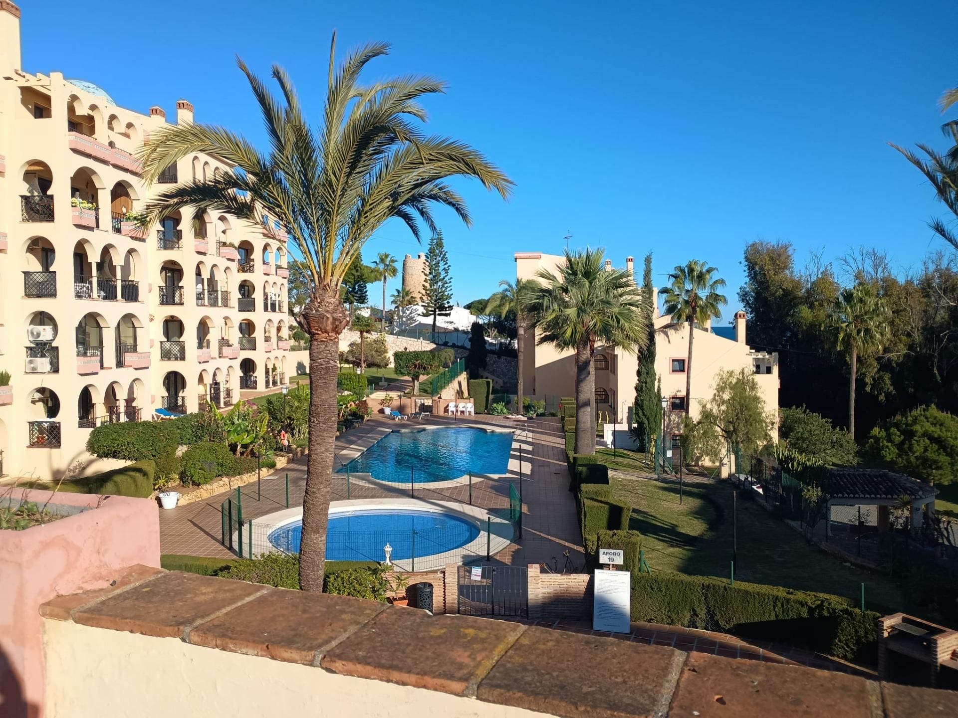 Vista exterior de Apartament de lloguer en Mijas amb Aire condicionat, Jardí privat i Terrassa
