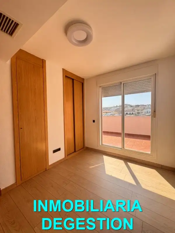 Schlafzimmer von Dachboden zum Verkauf in Linares mit Klimaanlage, Heizung und Parkett