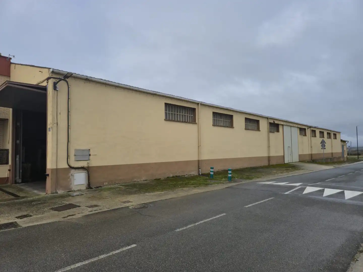 Außenansicht von Fabrikhallen zur Miete in Iruraiz-Gauna