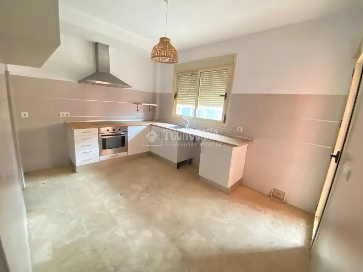 Cocina de Piso en venta en Sanlúcar la Mayor con Aire acondicionado y Amueblado