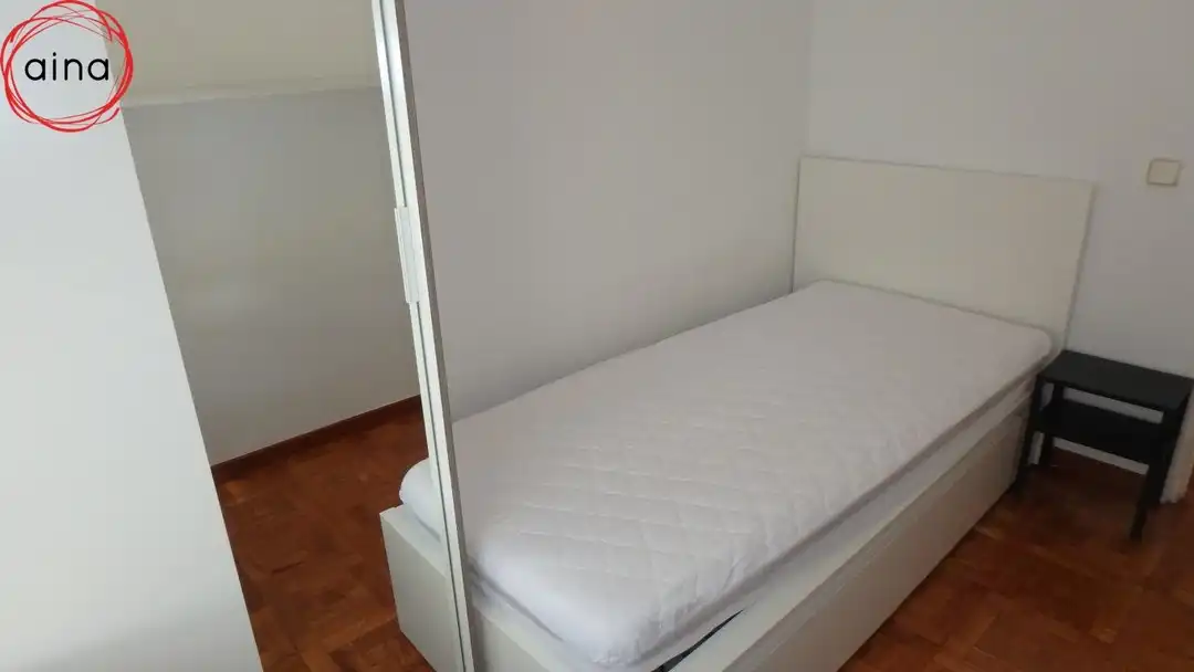 Habitación de Piso de alquiler en  Pamplona / Iruña con Calefacción, Terraza y Alarma
