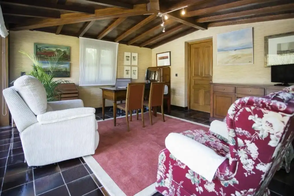 Sala d'estar de Casa o xalet en venda en Llanes amb Calefacció, Jardí privat i Piscina