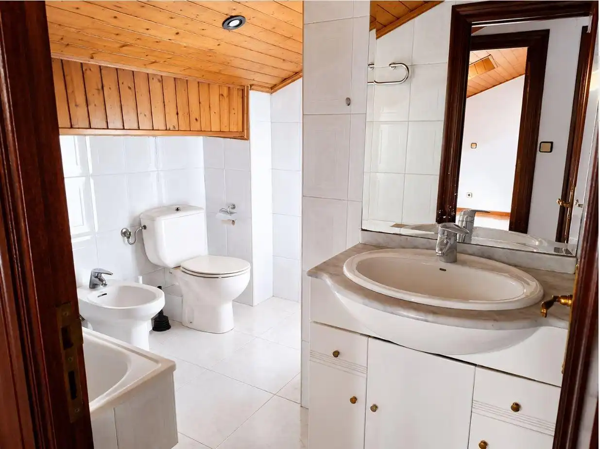 Bany de Casa o xalet en venda en Torrelavega  amb Calefacció, Terrassa i Traster