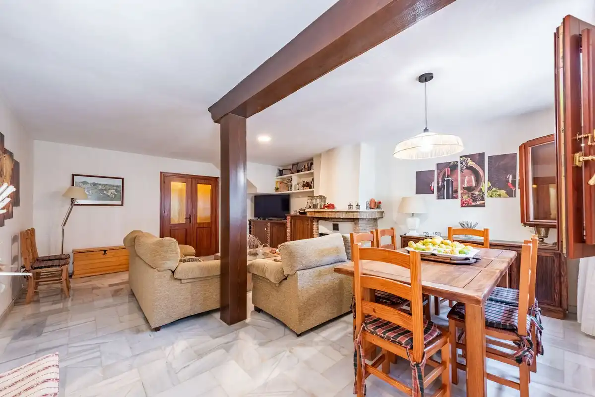 Wohnzimmer von Einfamilien-Reihenhaus zum Verkauf in Benahavís mit Klimaanlage, Heizung und Terrasse