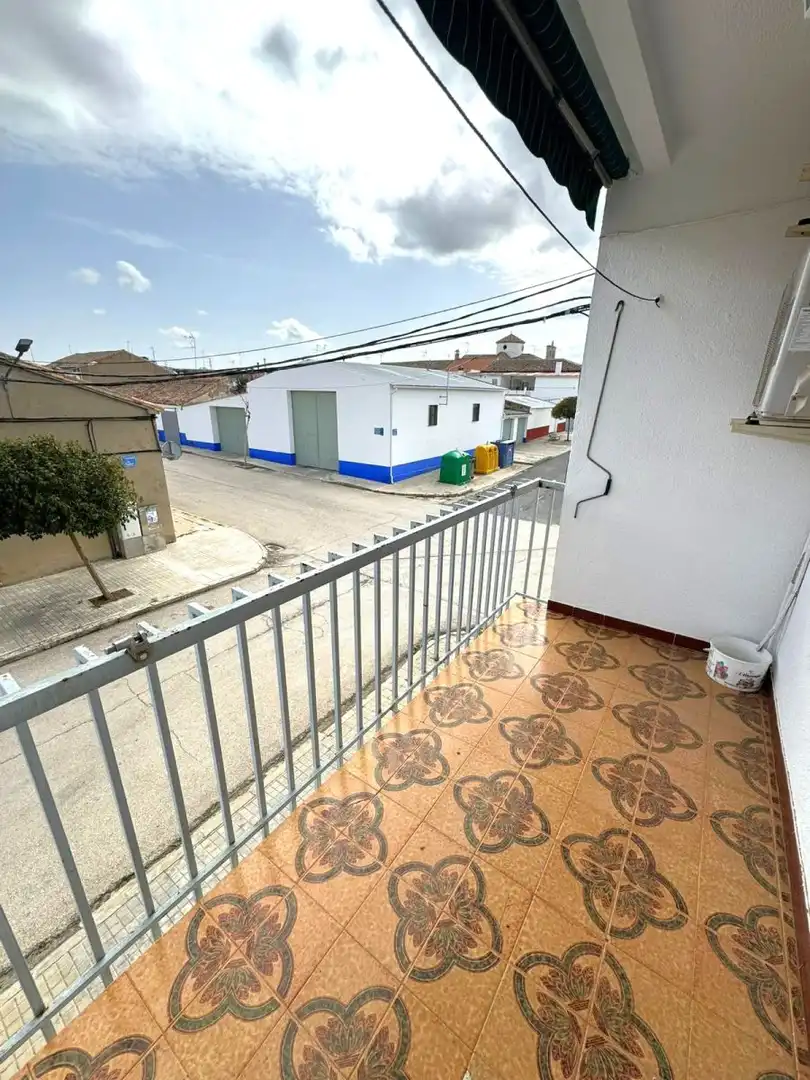 Vista exterior de Casa o xalet en venda en Almuradiel amb Aire condicionat, Calefacció i Terrassa