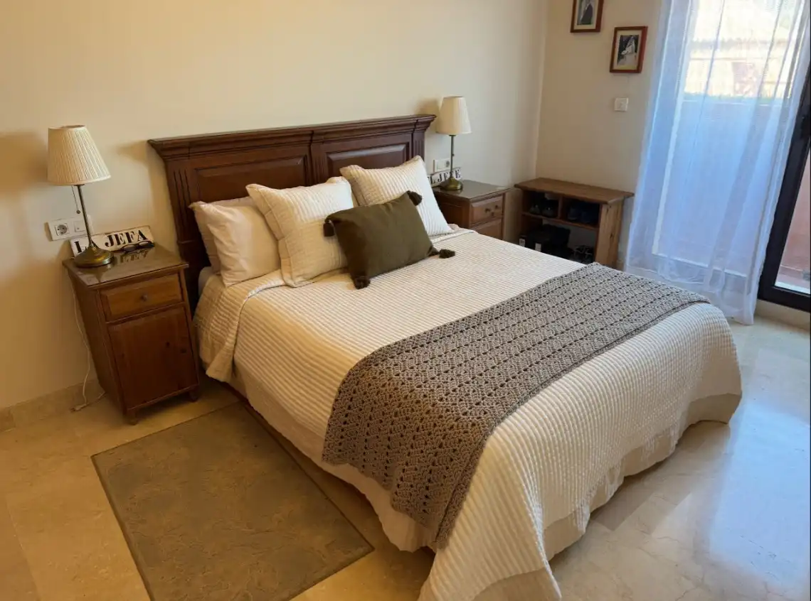 Dormitori de Casa adosada en venda en Estepona amb Aire condicionat, Calefacció i Jardí privat