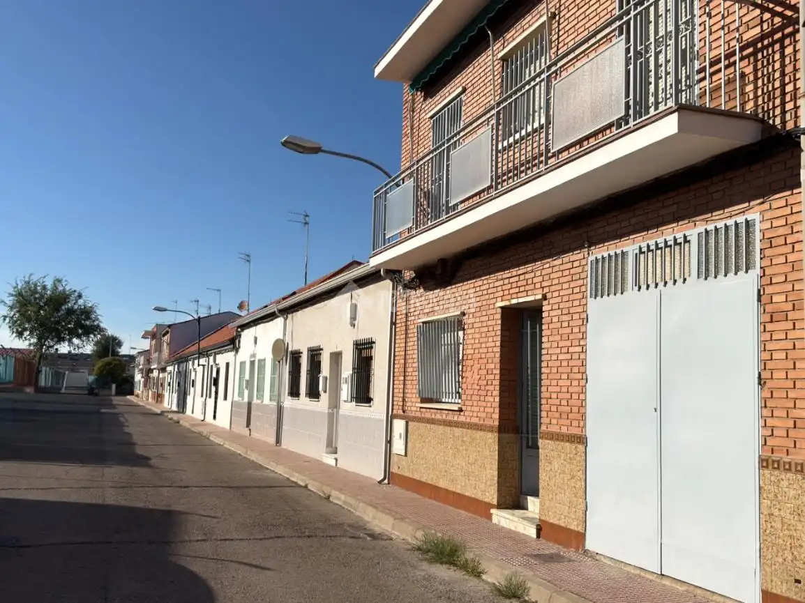 Vista exterior de Casa adosada en venda en Alcalá de Henares amb Calefacció