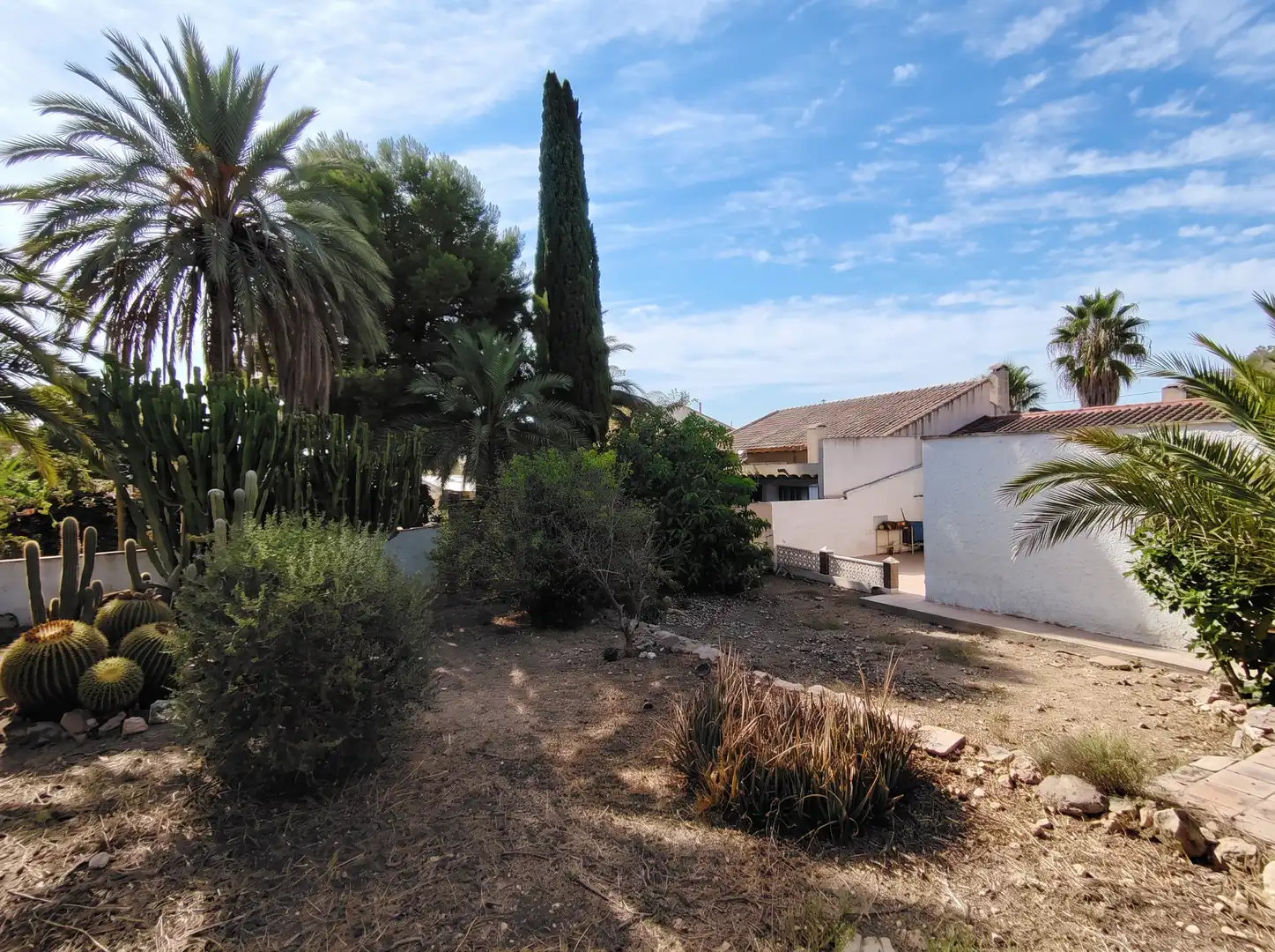 Casa rústica amb jardí en venda a Las Cánovas - Cuevas de Reyllo