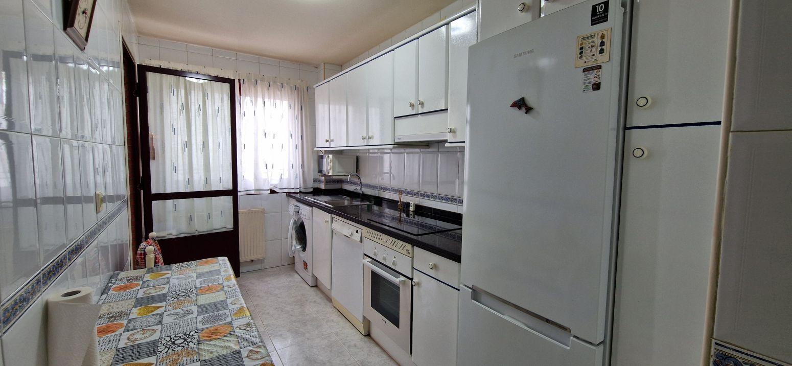 Cocina de Piso en venta en Oviedo  con Calefacción, Parquet y Trastero