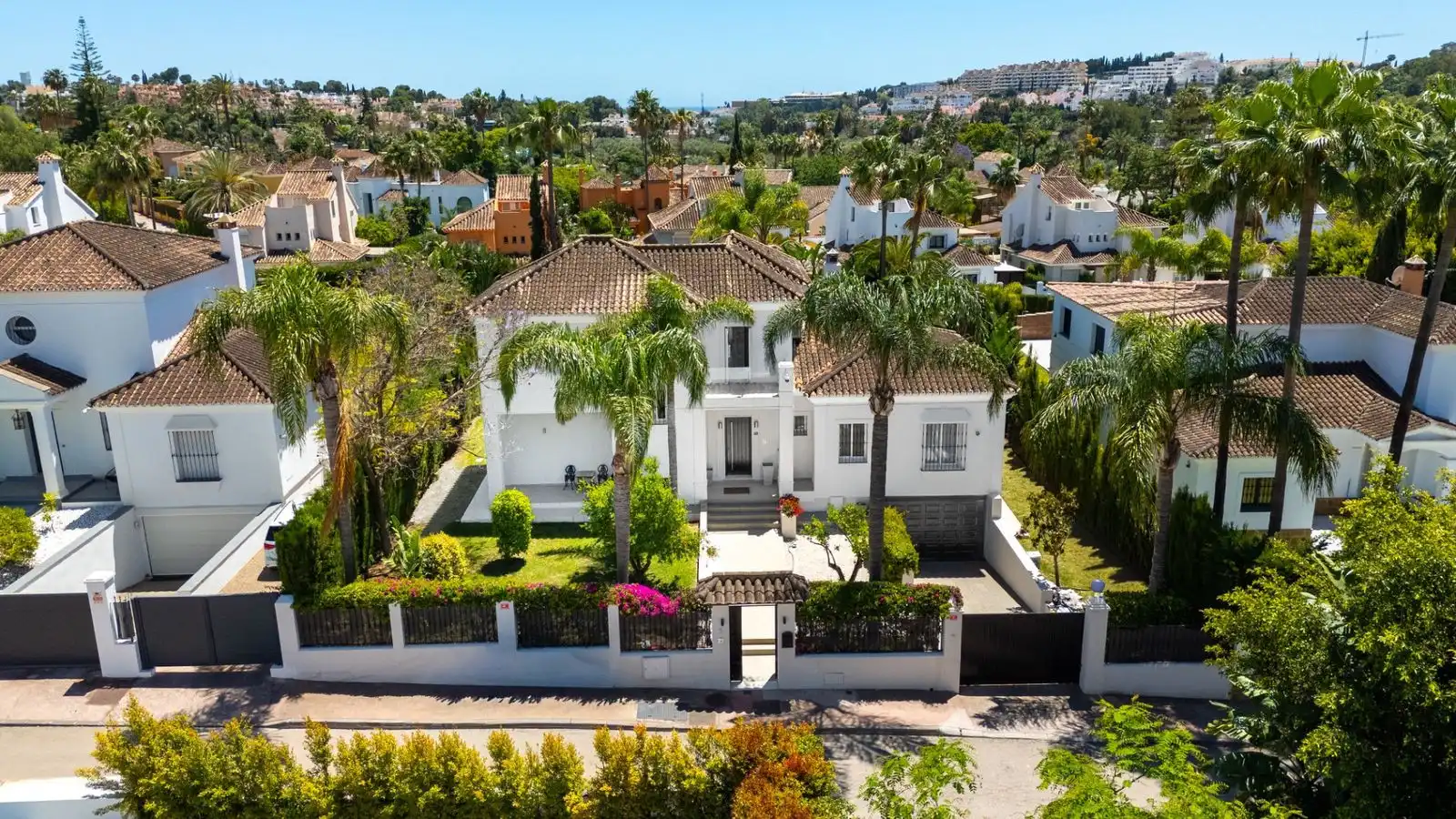 Vista exterior de Casa o xalet en venda en Marbella amb Aire condicionat, Jardí privat i Terrassa