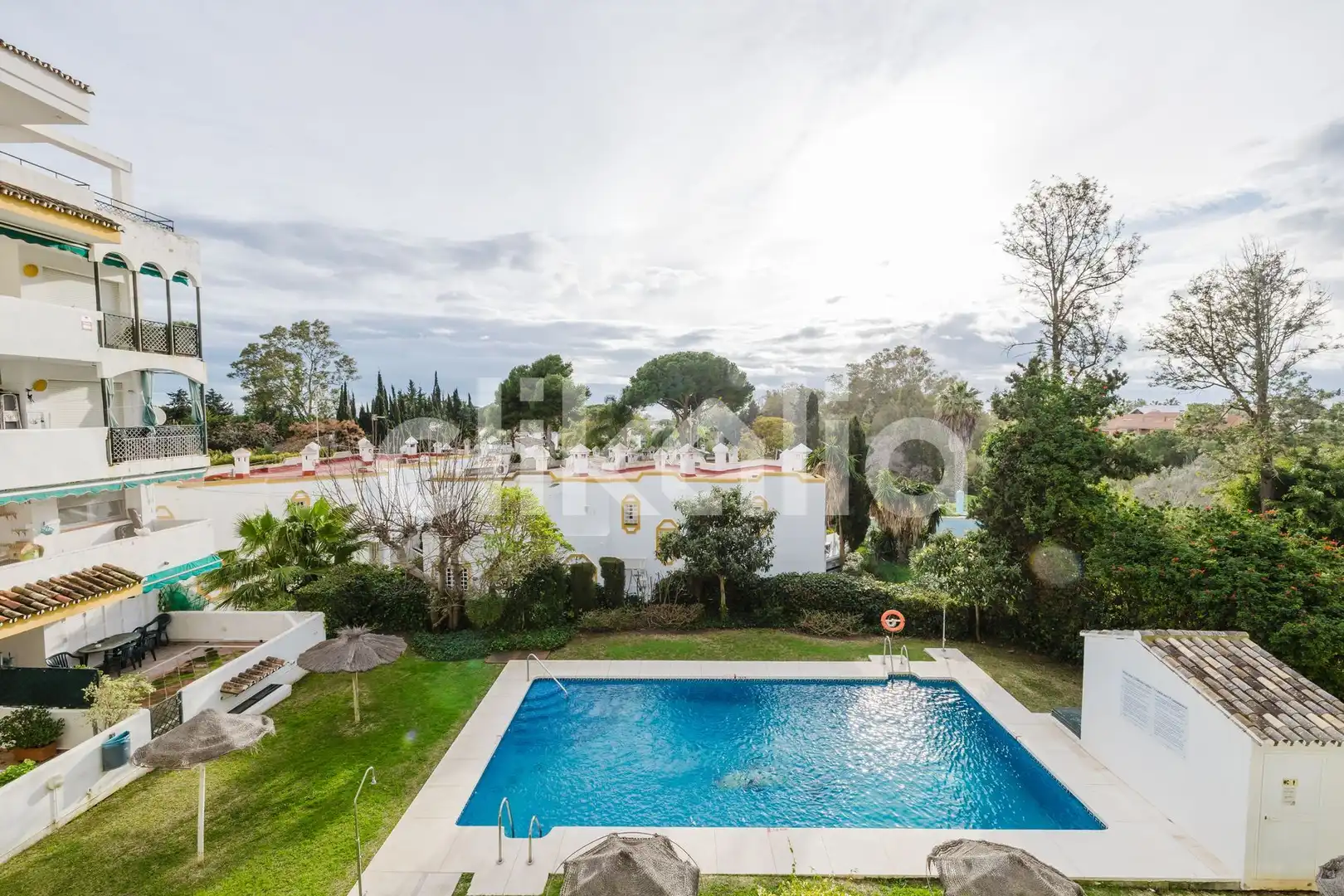 Vista exterior de Pis en venda en Marbella amb Aire condicionat, Terrassa i Piscina