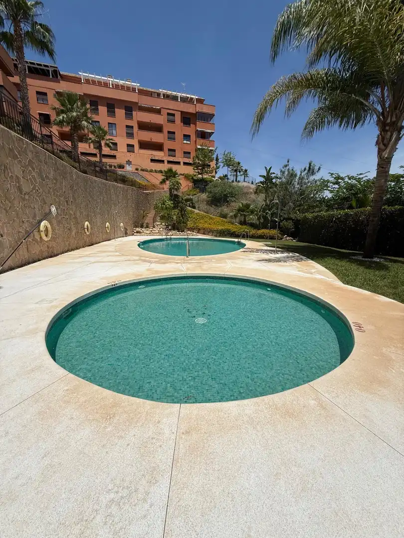 Piscina de Pis en venda en Rincón de la Victoria amb Aire condicionat, Calefacció i Jardí privat