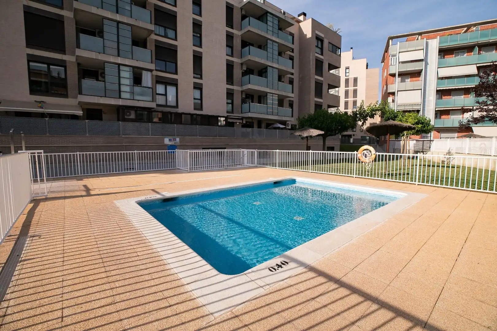 Schwimmbecken von Wohnung zum Verkauf in Huesca mit Klimaanlage, Heizung und Privatgarten