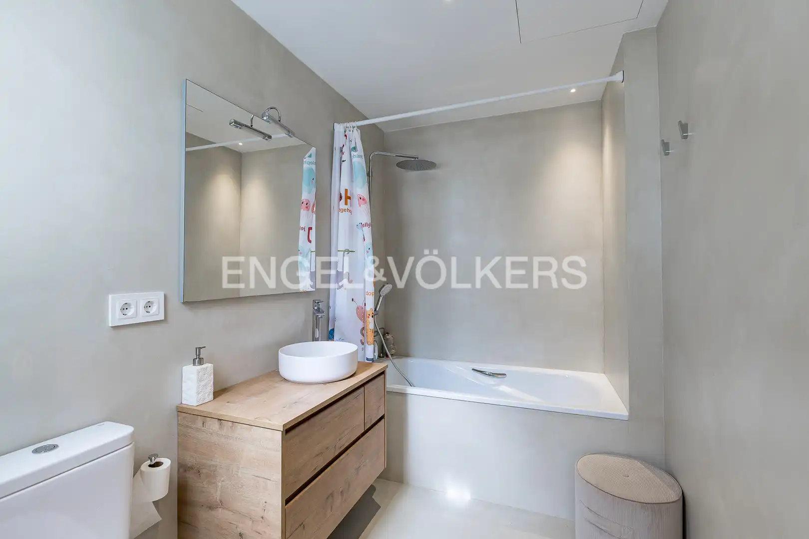 Bathroom of Attic for sale in Barcelona  with Air Conditioner, Heating and Private garden