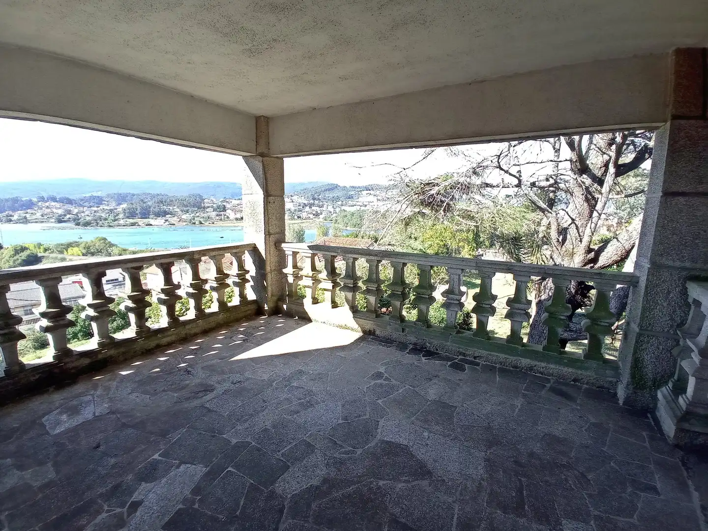 Terrassa de Casa o xalet en venda en Pontevedra Capital  amb Calefacció, Jardí privat i Parquet
