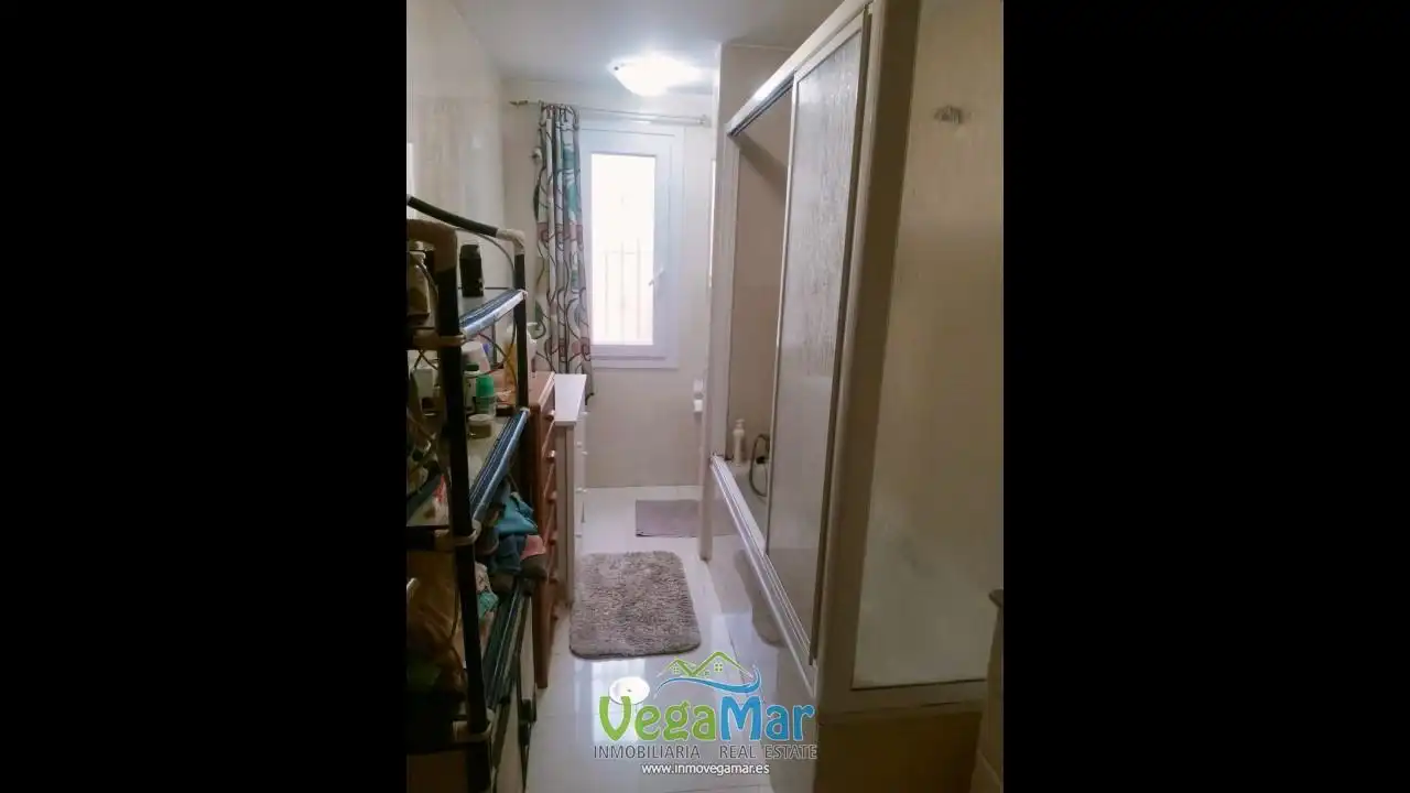 Badezimmer von Erdgeschoss zum Verkauf in Almuñécar mit Klimaanlage und Terrasse