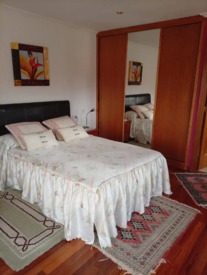 Dormitori de Casa o xalet en venda en Ourense Capital  amb Calefacció, Jardí privat i Parquet