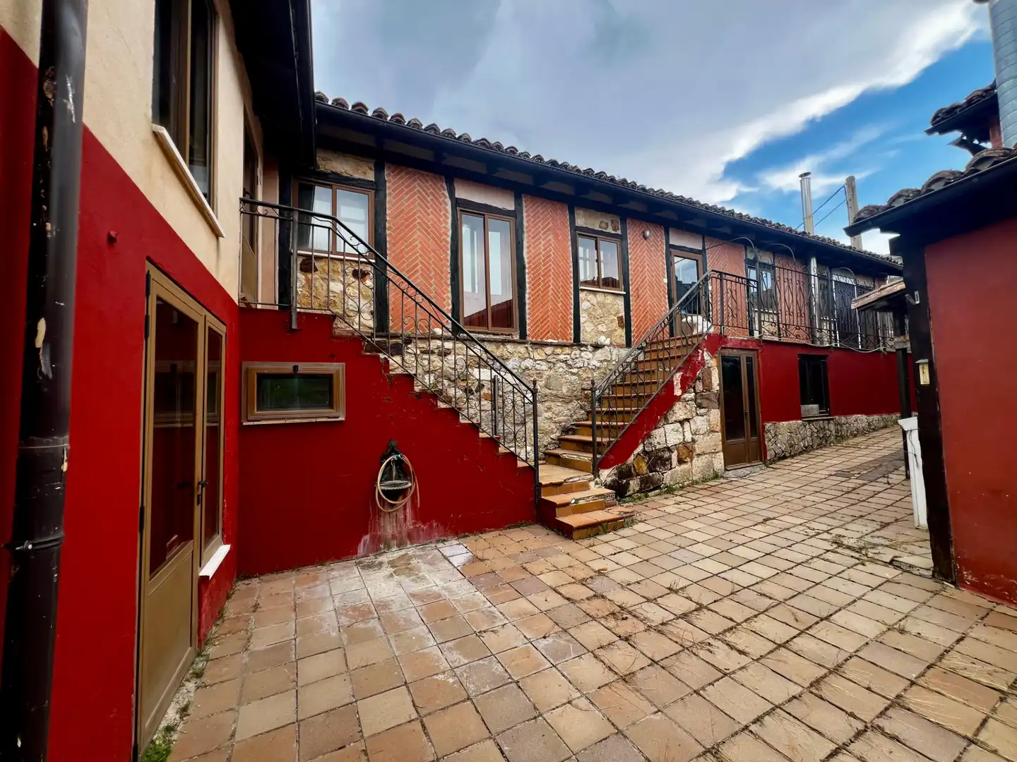Vista exterior de Edificio en venta en Valle de Valdelucio