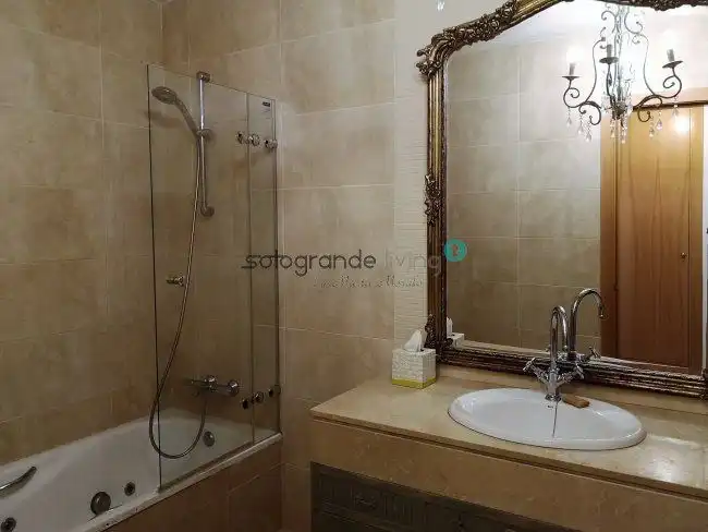 Baño de Apartamento en venta en Sotogrande con Aire acondicionado, Calefacción y Terraza
