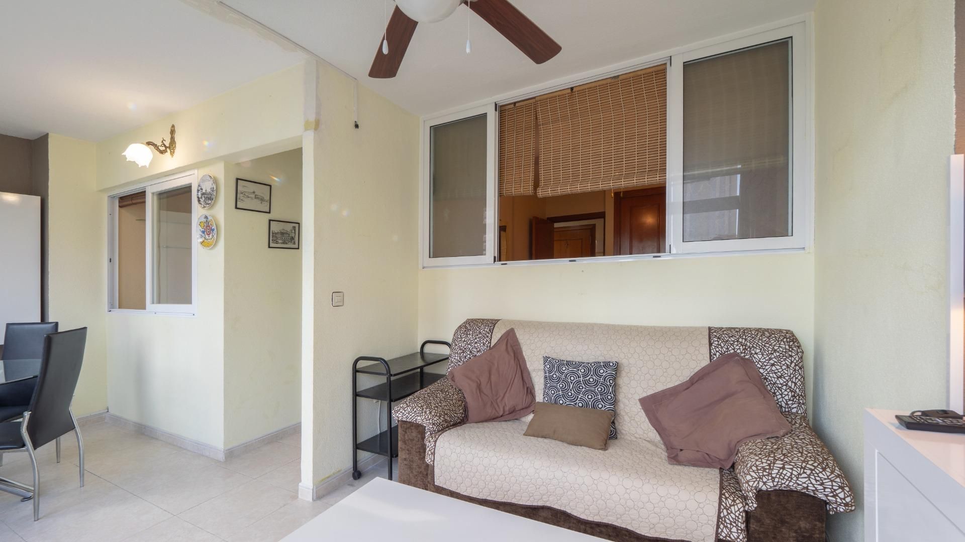 Wohnzimmer von Wohnung zum Verkauf in Benidorm mit Klimaanlage, Privatgarten und Gemeinschaftspool