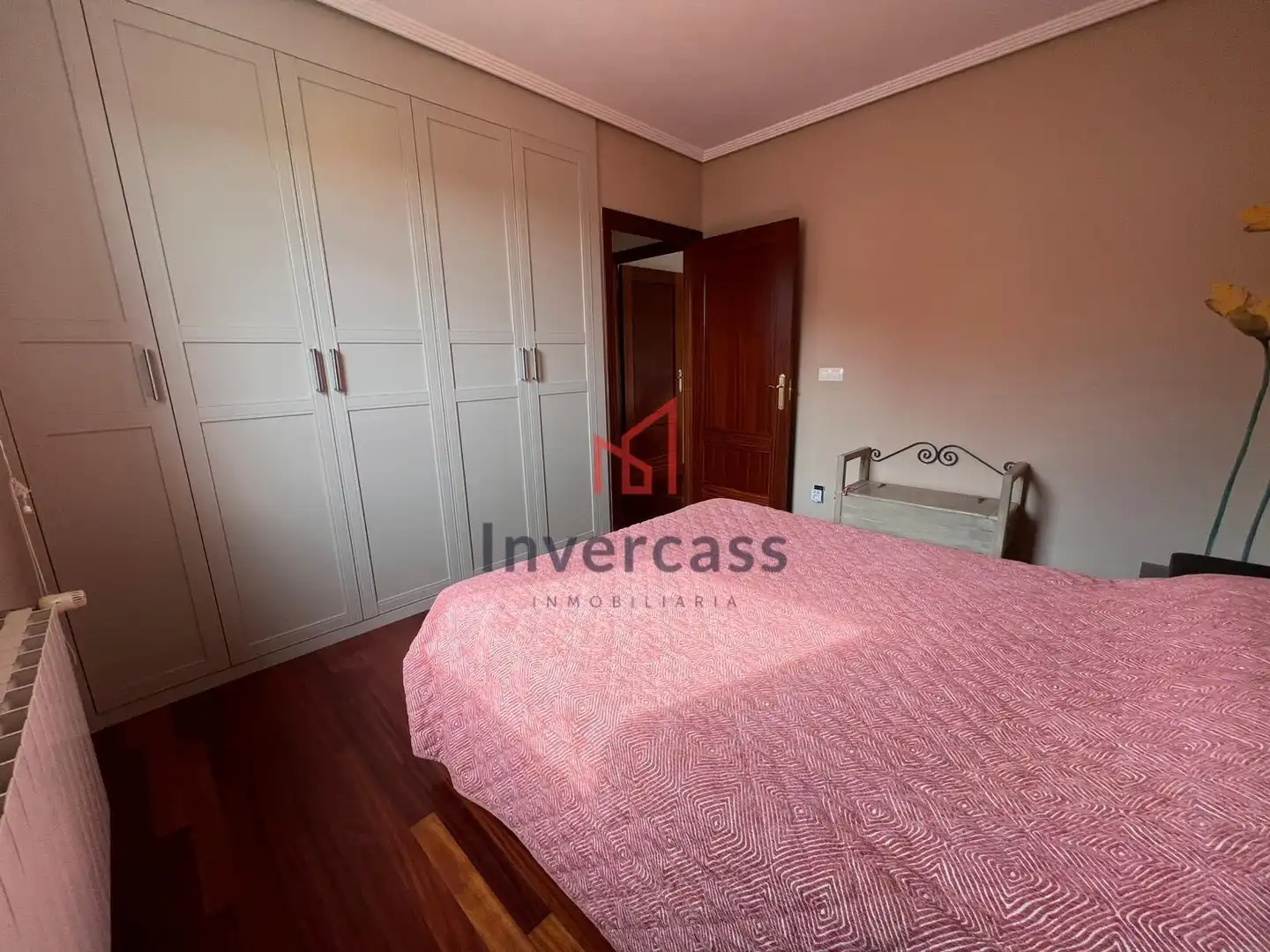 Habitación de Casa adosada en venta en Castro-Urdiales con Calefacción, Jardín privado y Terraza