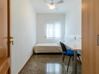 Bedroom of Flat to share in  Valencia Capital  with Washing machine