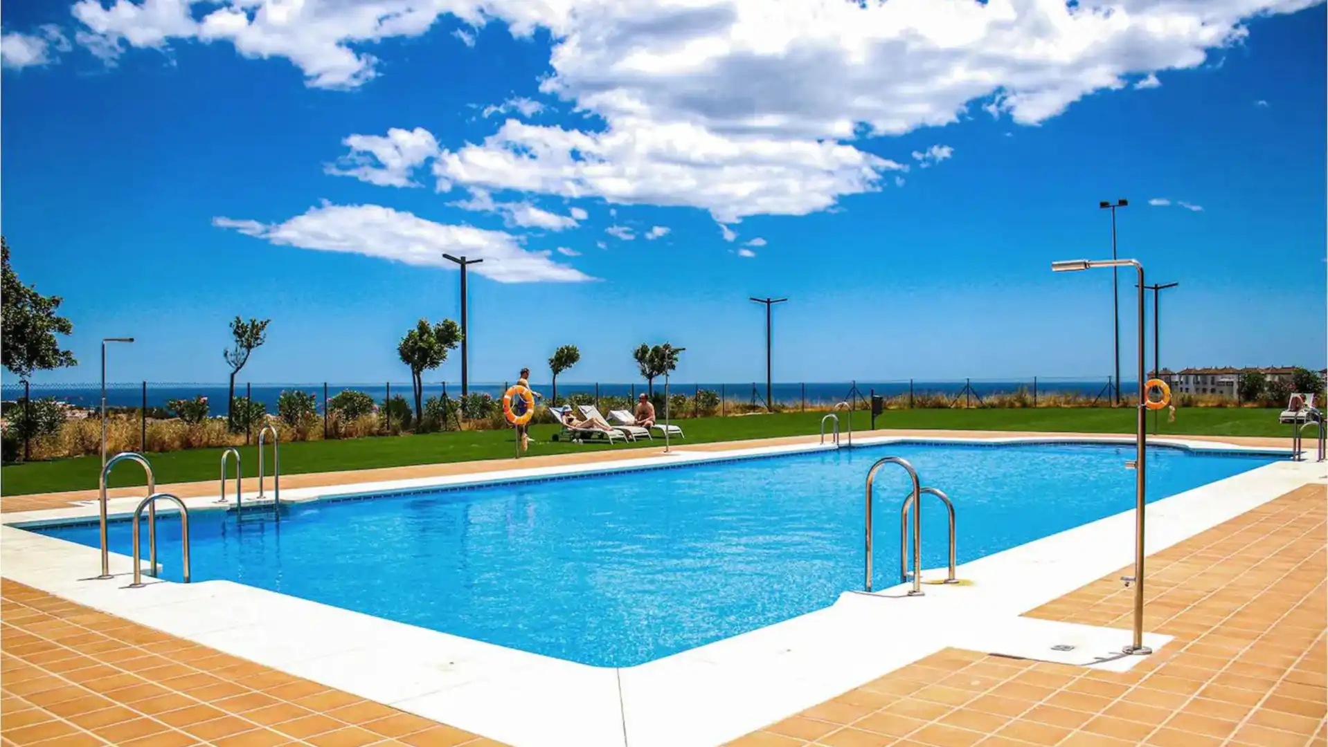 Schwimmbecken von Dachboden zum Verkauf in Manilva mit Klimaanlage, Terrasse und Schwimmbad