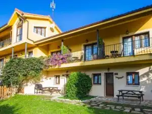 Vista exterior de Casa o xalet en venda en Cudillero amb Aire condicionat, Calefacció i Jardí privat