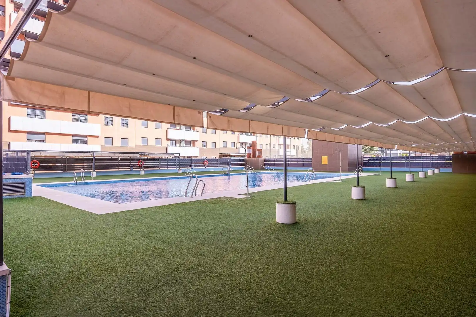 Schwimmbecken von Wohnung zum Verkauf in Dos Hermanas mit Klimaanlage, Terrasse und Abstellraum