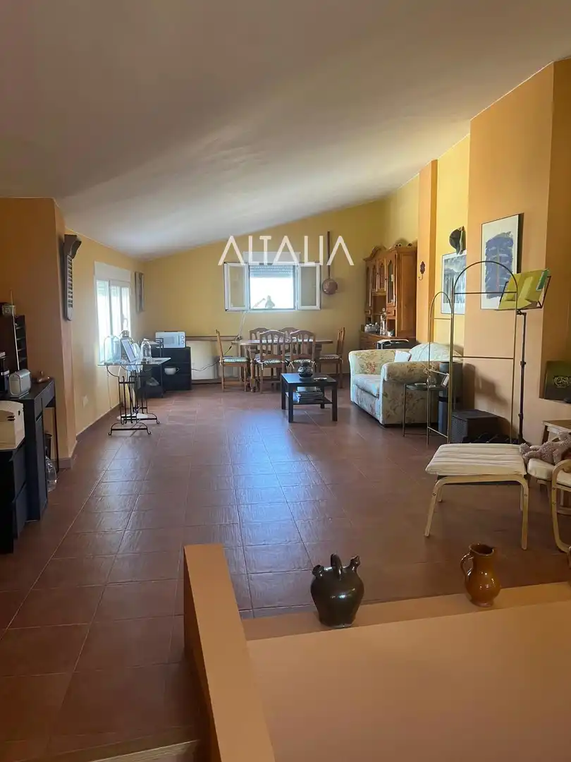 Sala d'estar de Casa o xalet en venda en Torrejoncillo del Rey amb Calefacció, Terrassa i Alarma