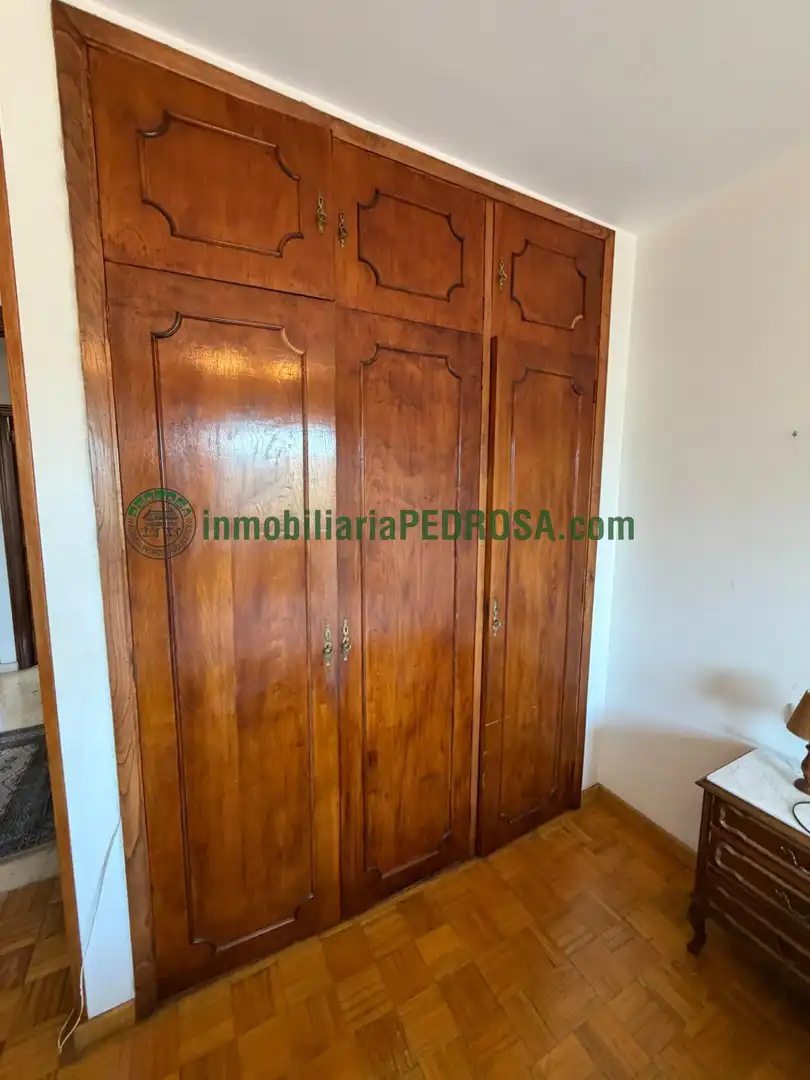 Dormitori de Estudi de lloguer en Pontevedra Capital  amb Calefacció, Parquet i Moblat