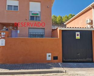 Vista exterior de Casa adosada en venda en Almoguera amb Jardí privat, Traster i Piscina