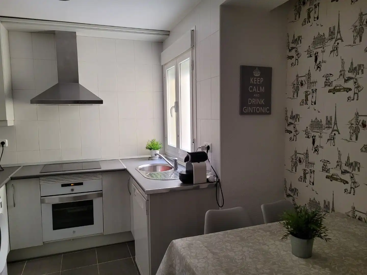 Kitchen of Flat for rent in  Madrid Capital  with Air Conditioner