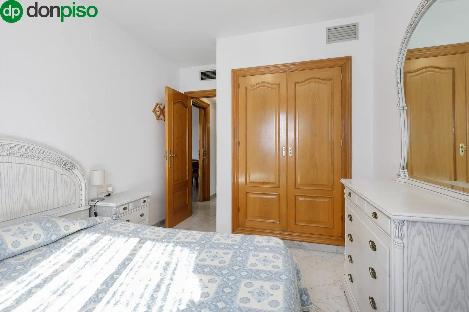 Bedroom of Flat for sale in Granada  with Air Conditioner, Heating and Terrace