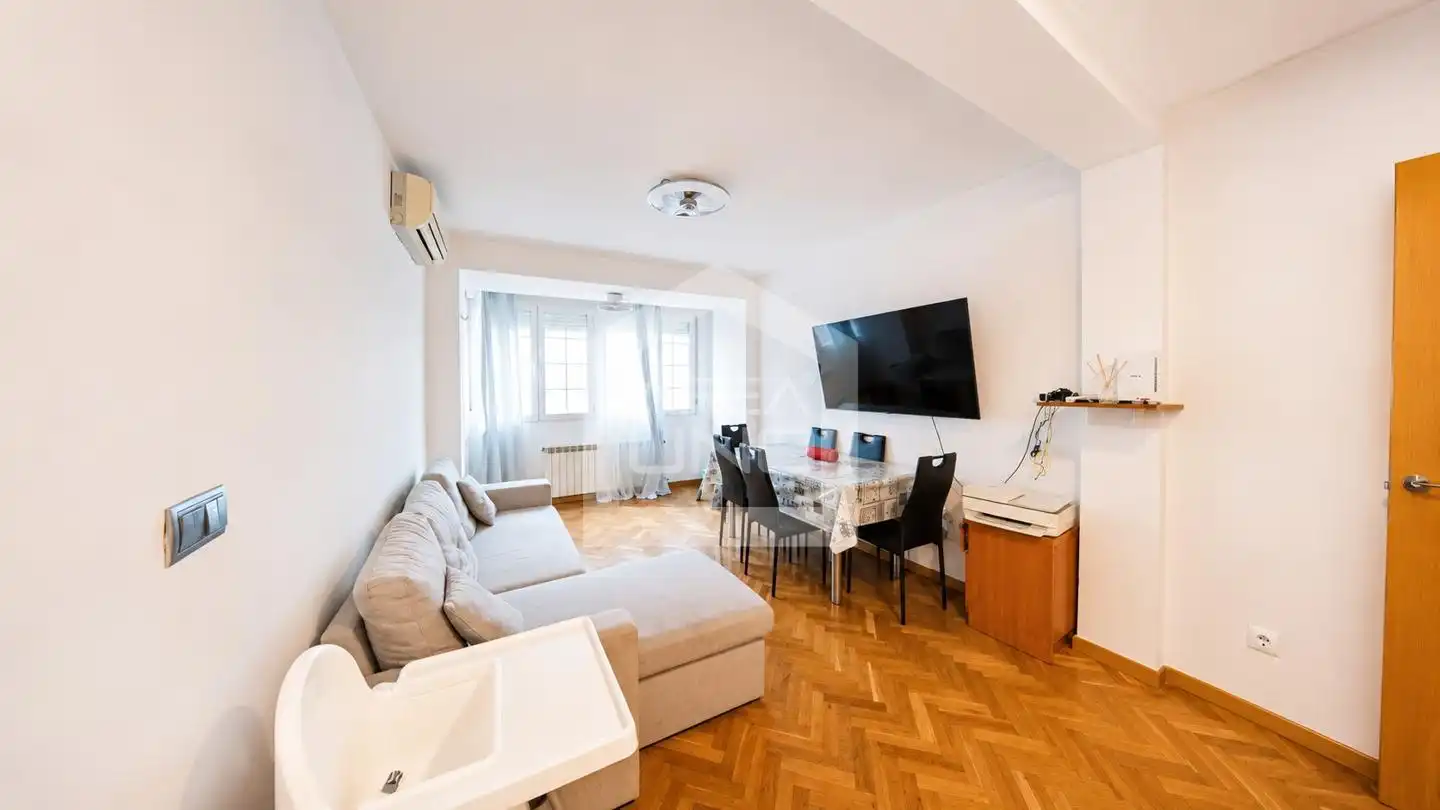 Living room of Flat for sale in Alcorcón  with Air Conditioner, Heating and Parquet flooring
