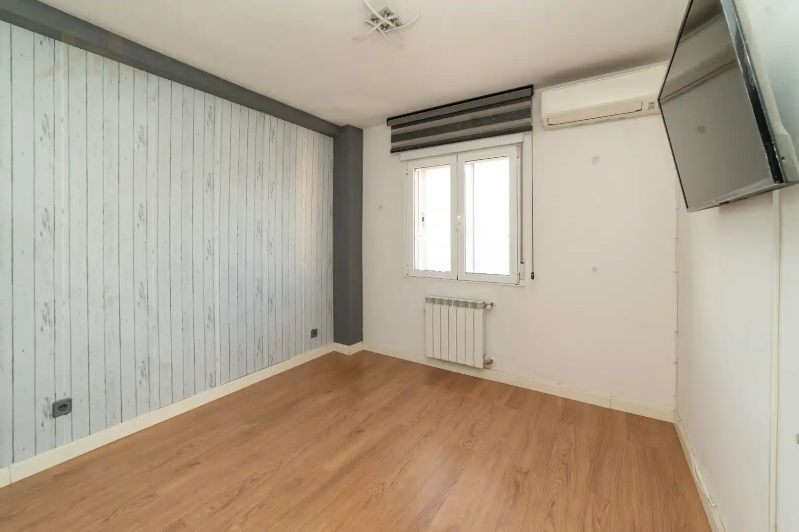 Bedroom of Flat for sale in Fuenlabrada  with Air Conditioner, Heating and Storage room