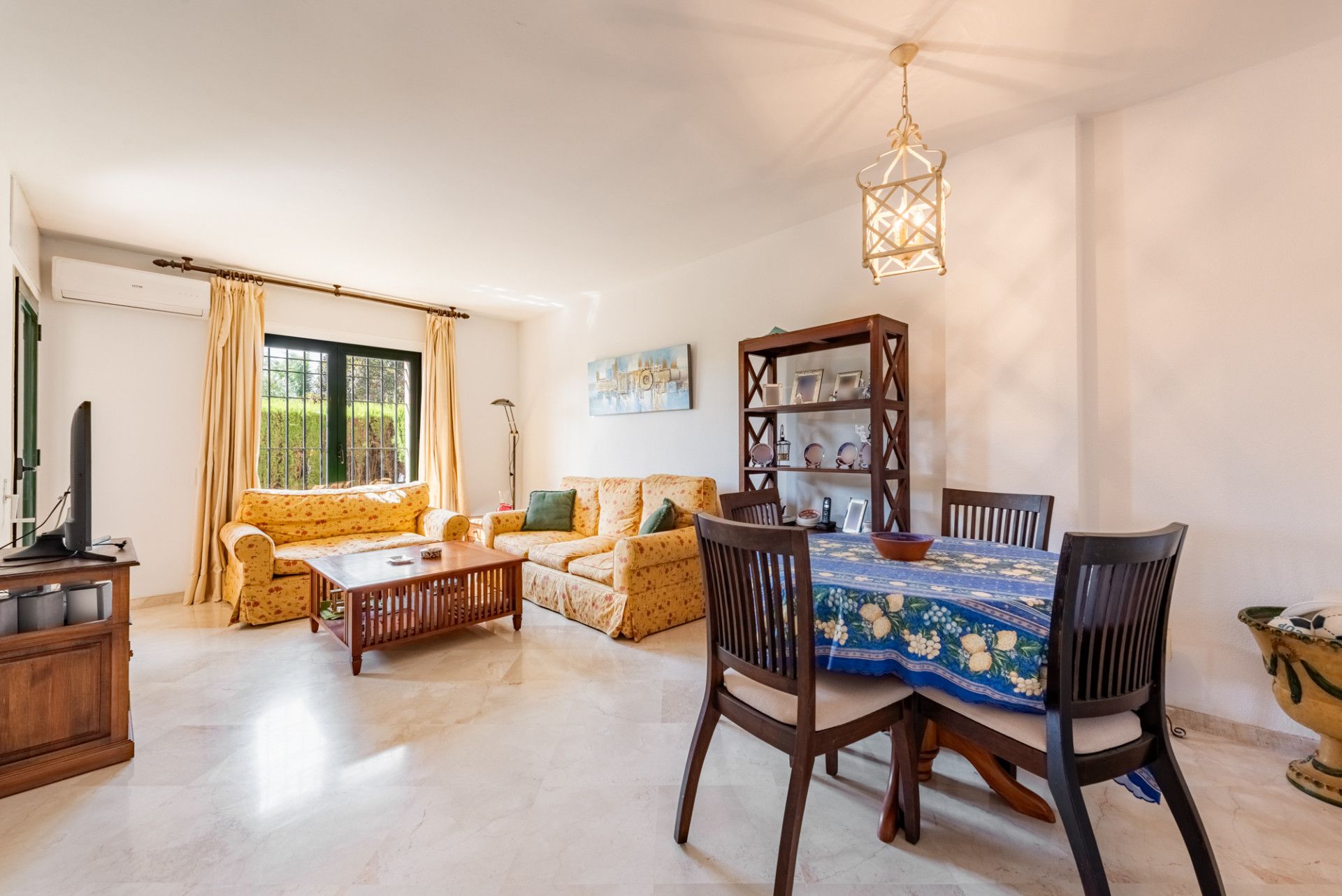 Menjador de Planta baixa en venda en Marbella amb Aire condicionat, Jardí privat i Terrassa
