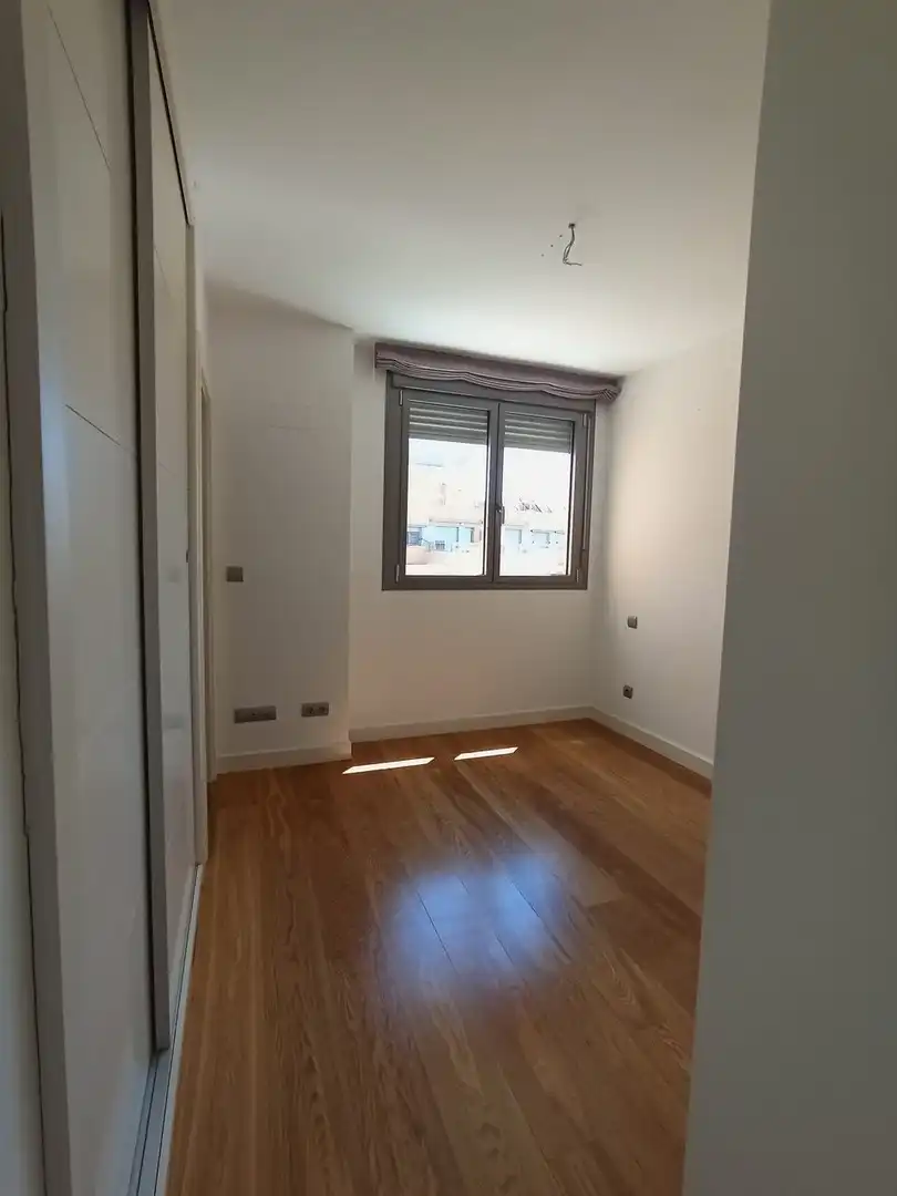 Schlafzimmer von Dachboden zur Miete in Madrid mit Klimaanlage, Heizung und Terrasse