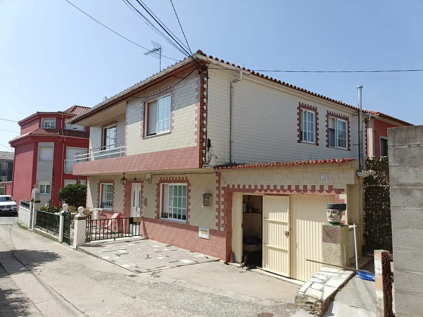 Vista exterior de Casa o xalet en venda en Ribeira amb Jardí privat, Terrassa i Traster