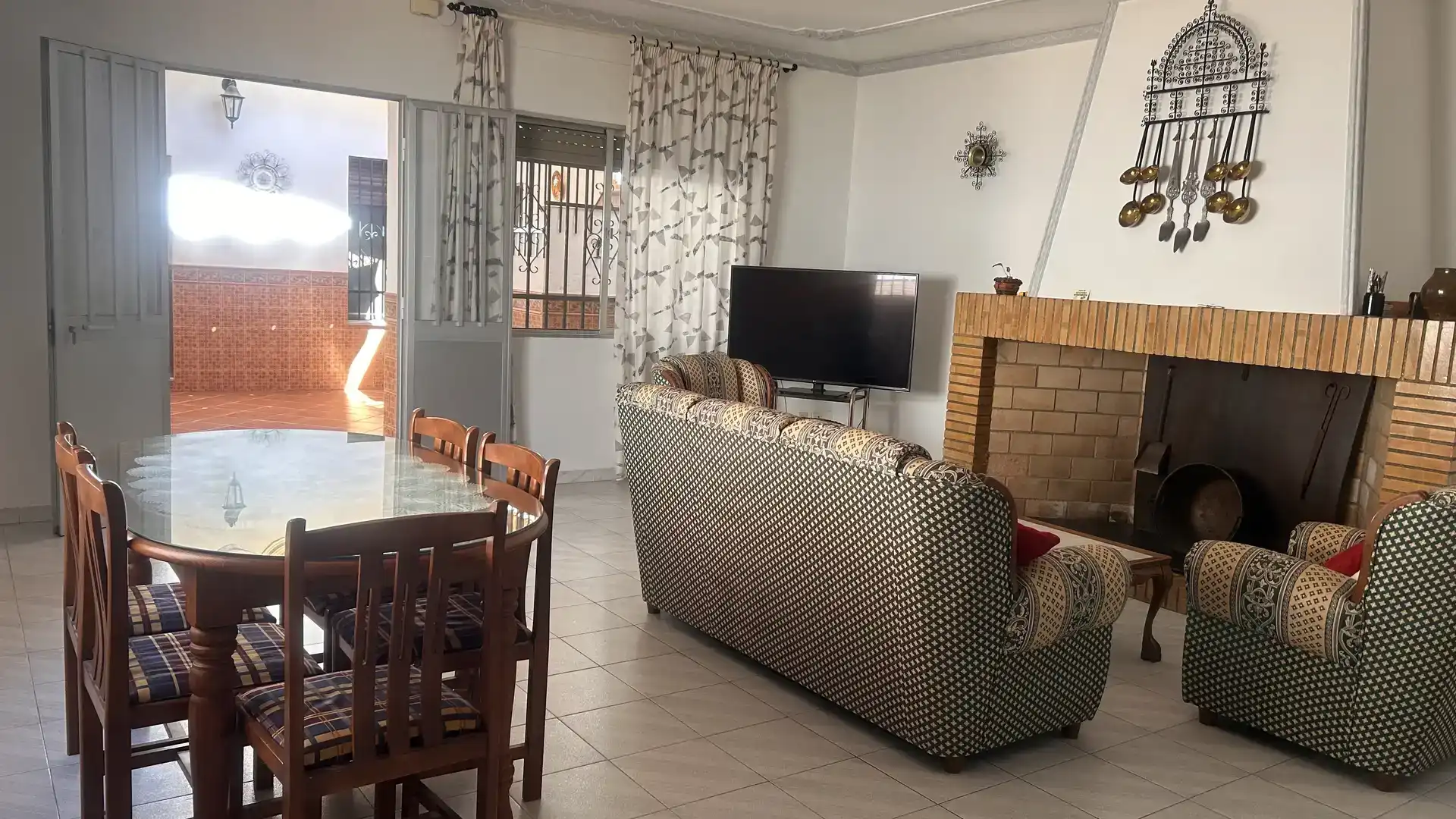Sala d'estar de Casa adosada de lloguer en Añora amb Aire condicionat, Jardí privat i Traster