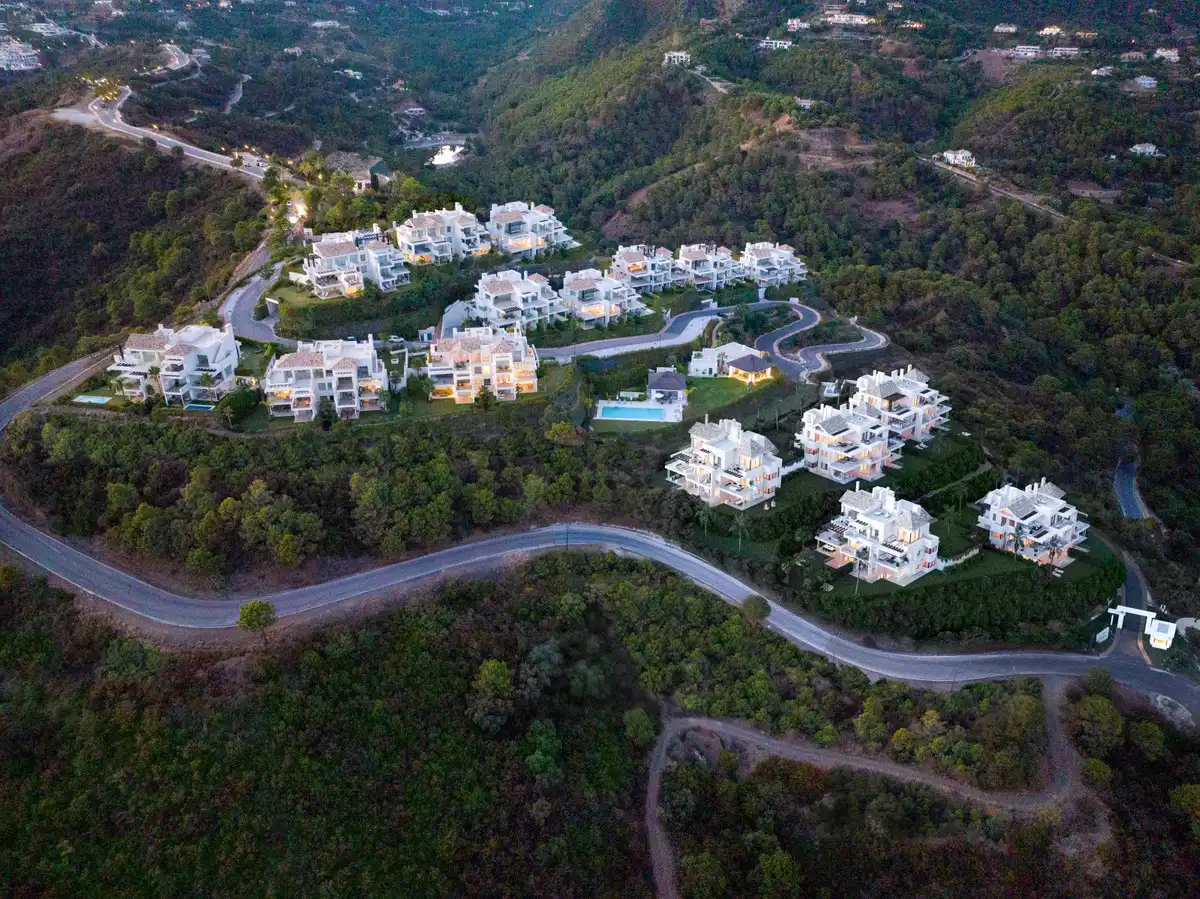 Vista exterior de Planta baixa en venda en Benahavís amb Jardí privat, Terrassa i Piscina