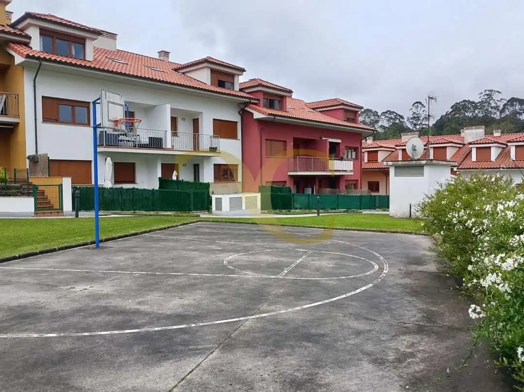 Aparcament de Apartament en venda en Llanes amb Calefacció i Traster