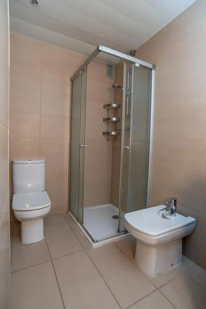 Badezimmer von Wohnung zum Verkauf in Badalona mit Heizung, Parkett und Terrasse
