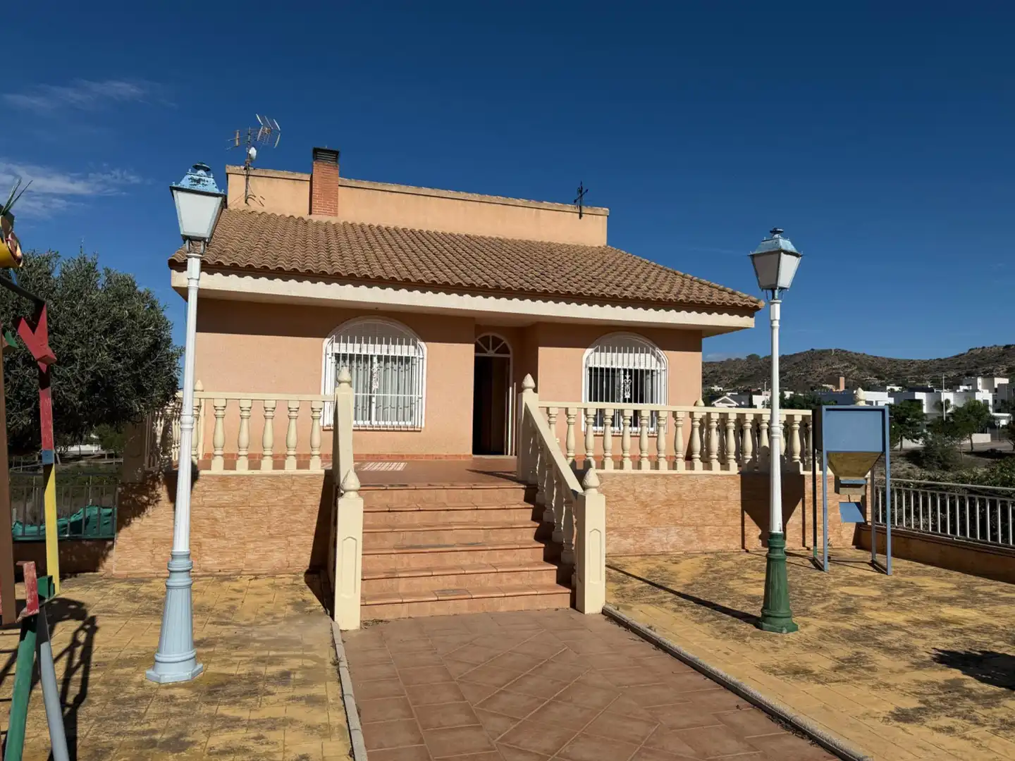 Chalet con piscina en venta en LA ALCAYNA