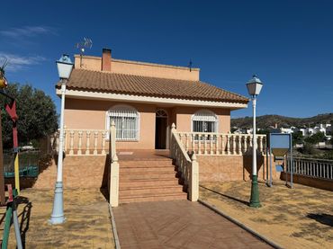 Xalet amb piscina en venda a LA ALCAYNA