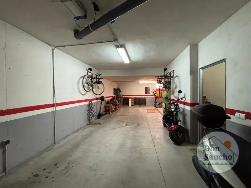 Parking de Casa adosada en venta en Cabezón de Pisuerga con Calefacción, Jardín privado y Terraza