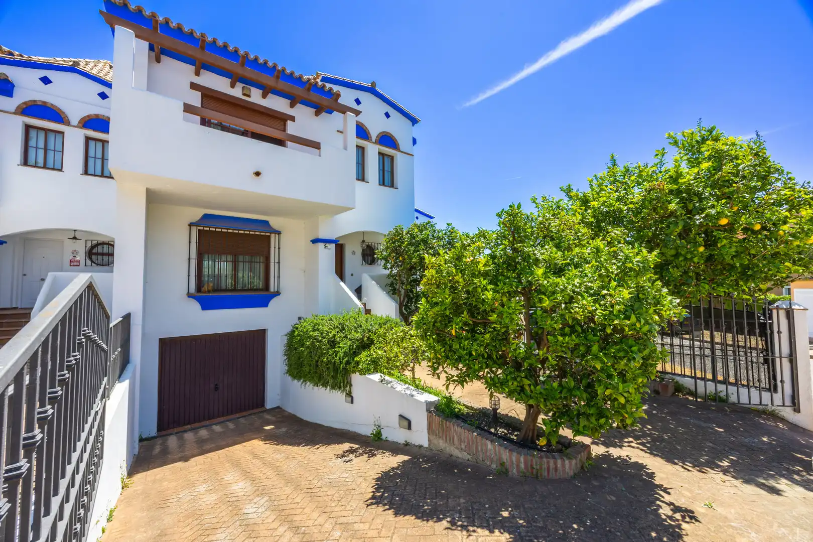 Vista exterior de Casa adosada en venda en La Alcaidesa amb Aire condicionat, Jardí privat i Terrassa