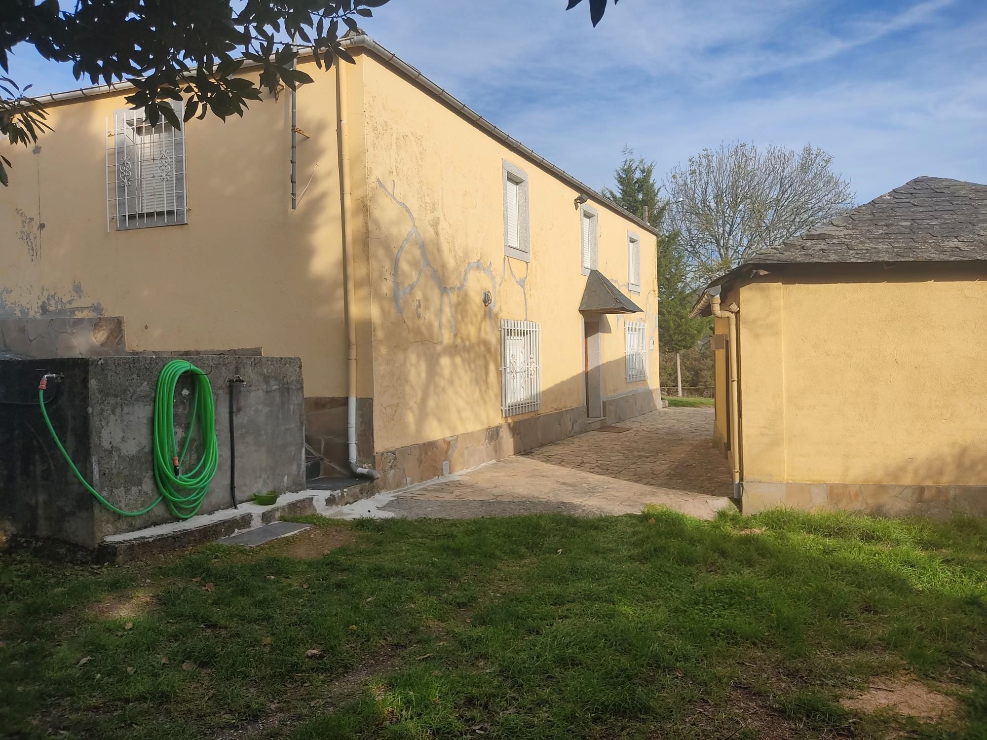 Vista exterior de Casa o xalet en venda en Becerreá amb Jardí privat, Terrassa i Traster
