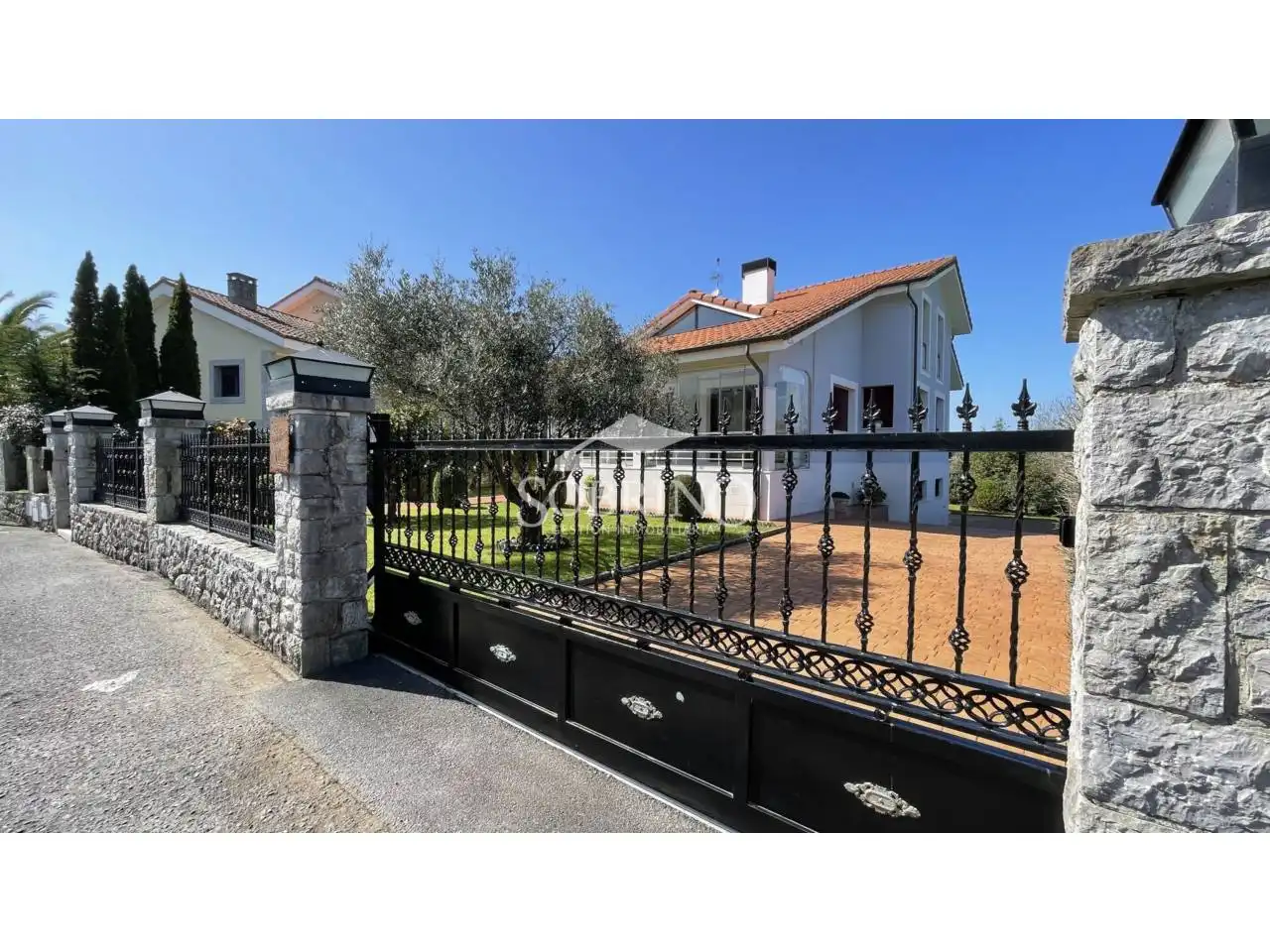 Vista exterior de Casa o xalet en venda en Llanes amb Calefacció, Jardí privat i Terrassa